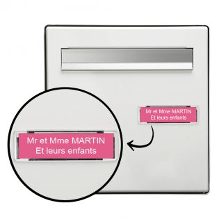 Plaque boite aux lettres personnalisée adhésive au format 100x25mm - rose lettres blanches - 2 lignes