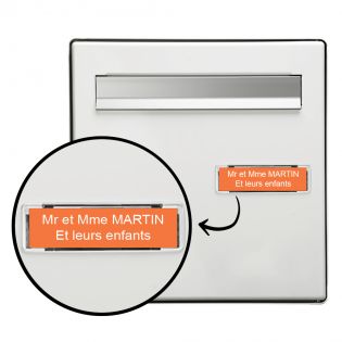 Plaque boite aux lettres personnalisée adhésive au format 100x25mm - orange lettres blanches - 2 lignes