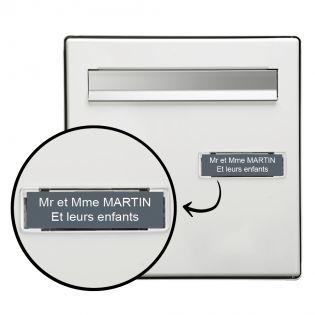 Plaque boite aux lettres personnalisée adhésive au format 100x25mm - grise lettres blanches - 2 lignes