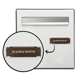 Plaque boite aux lettres personnalisée adhésive au format 100x25mm - effet bois foncé lettres blanches - 1 ligne