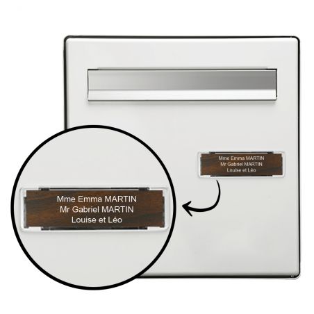 Plaque boite aux lettres personnalisée adhésive au format 100x25mm - effet bois foncé lettres blanches - 3 lignes