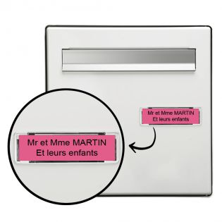 Plaque boite aux lettres personnalisée adhésive au format 100x25mm - rose lettres noires - 2 lignes