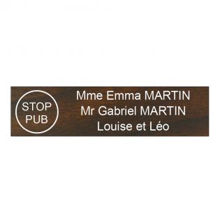 Plaque boite aux lettres personnalisée adhésive au format 100x25mm avec STOP PUB - effet bois foncé lettres blanches - 3 lignes