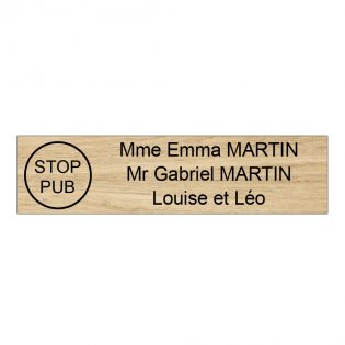 Plaque boite aux lettres personnalisée adhésive au format 100x25mm avec STOP PUB - effet bois clair lettres noires - 3 lignes