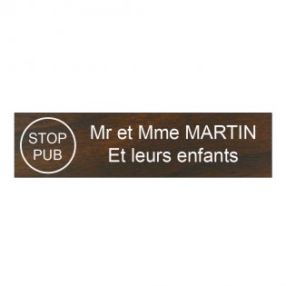 Plaque boite aux lettres personnalisée adhésive au format 100x25mm avec STOP PUB - effet bois foncé lettres blanches - 2 lignes