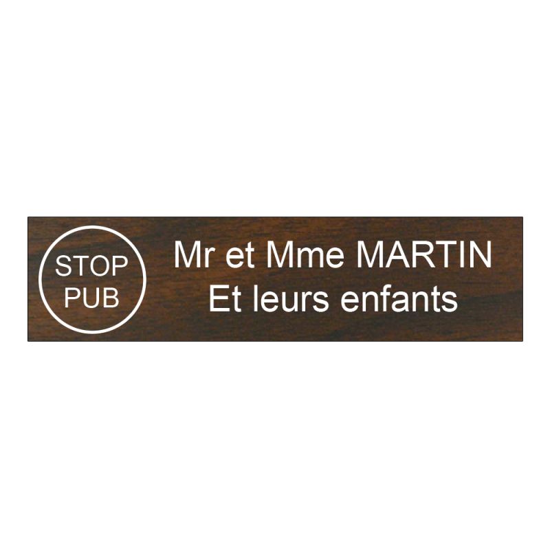 Plaque boite aux lettres personnalisée adhésive au format 100x25mm avec STOP PUB - effet bois foncé lettres blanches - 2 lignes Plaque boite aux lettres personnalisée adhésive au format 100x25mm avec STOP PUB - effet bois foncé lettres blanches - 2 lignes