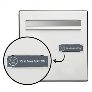 Plaque boite aux lettres personnalisée adhésive au format 100x25mm avec STOP PUB - grise lettres blanches - 1 ligne