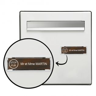 Plaque boite aux lettres personnalisée adhésive au format 100x25mm avec STOP PUB - effet bois foncé lettres blanches - 1 ligne