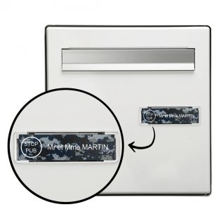 Plaque boite aux lettres personnalisée adhésive au format 100x25mm avec STOP PUB - Camo Bleu lettres blanches - 1 ligne