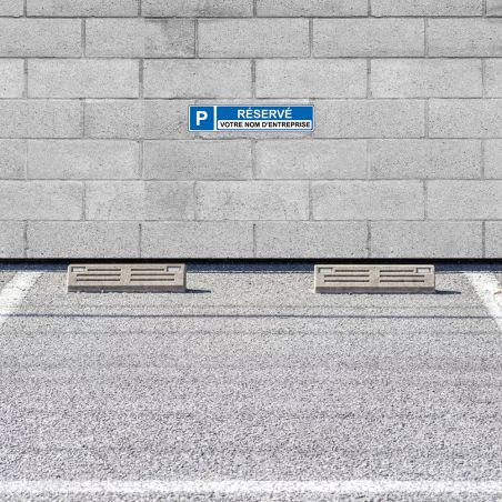 Panneau de signalisation pour parking · Parking réservé · Signalétique extérieure personnalisable avec nom entreprise