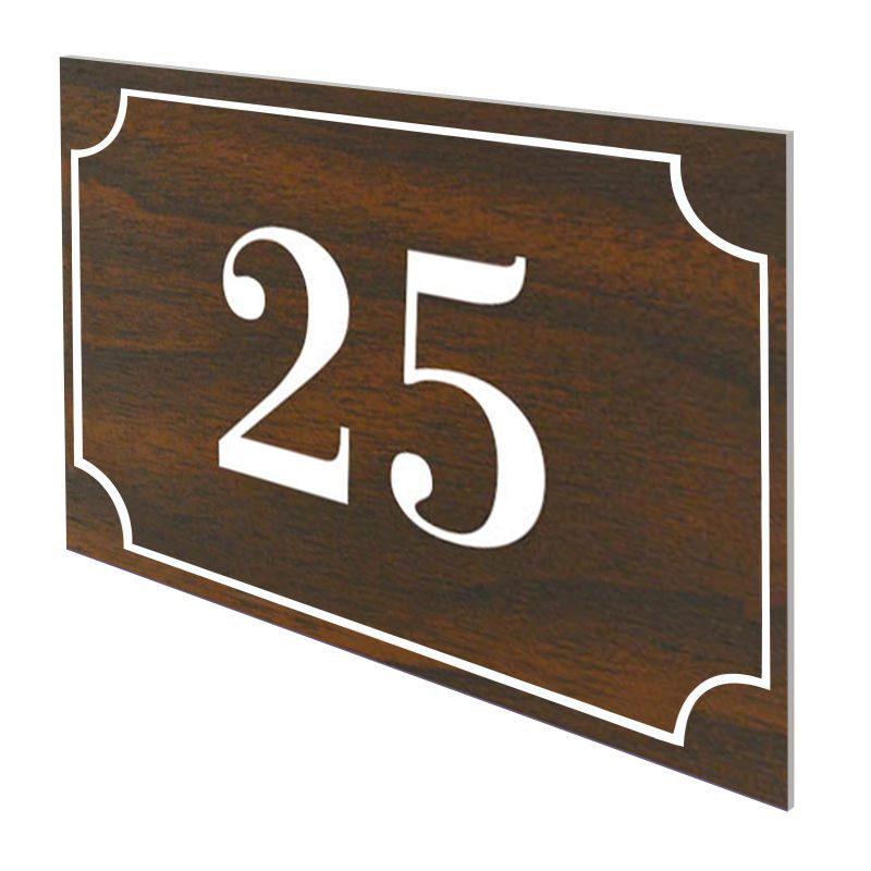 Numéro de maison / rue gravé et personnalisé couleur effet bois foncé chiffres blancs - Signalétique extérieure Numéro de maison / rue gravé et personnalisé couleur effet bois foncé chiffres blancs - Signalétique extérieure