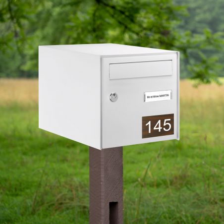 Numéro pour boite aux lettres personnalisable rectangle grand format (100x70mm) effet bois foncé chiffres blancs