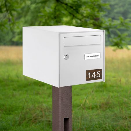 Numéro pour boite aux lettres personnalisable rectangle format médium (70x50mm) effet bois foncé chiffres blancs