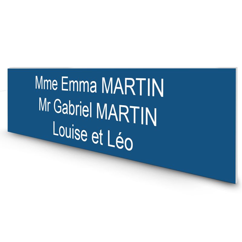 Étiquette Nom personnalisable pour boîte aux lettres · Gravure Française · 100x25x0,8 mm · bleue lettres blanches - 3 lignes Étiquette Nom personnalisable pour boîte aux lettres · Gravure Française · 100x25x0,8 mm · bleue lettres blanches - 3 lignes
