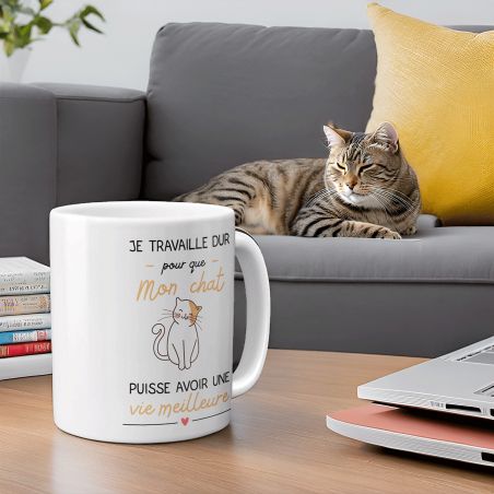 Mug Je travaille pour mon Chat - Cadeau Anniversaire ou Noël pour Fan de Chats - 33 cl, Céramique - Imprimé en France