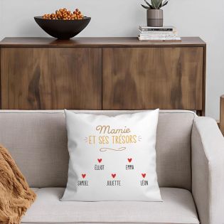 Coussin carré blanc "Mamie et ses trésors" personnalisé avec Prénoms