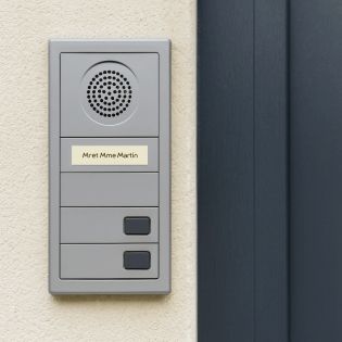 Plaque adhésive interphone personnalisée - Étiquette plastique bi-couche beige lettres noires - Gravure laser durable - 60x15 mm