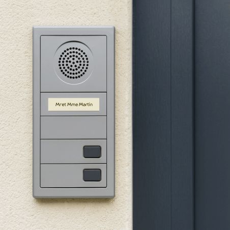 Plaque adhésive interphone personnalisée - Étiquette plastique bi-couche beige lettres noires - Gravure laser durable - 60x15 mm