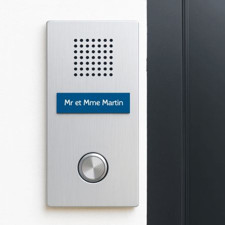 Plaque adhésive interphone personnalisée - Étiquette PVC bleue lettres blanches - Gravure laser durable - 60x15 mm, épaisseur 1,