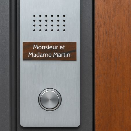 Plaque interphone personnalisée gravure laser - PVC effet bois foncé lettres blanches - 60x15 mm, adhésive 3M, résistante UV et 