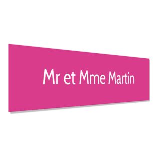 Plaque adhésive interphone personnalisée - Étiquette PVC rose lettres blanches - Gravure laser durable - 60x15 mm, épaisseur 1,6