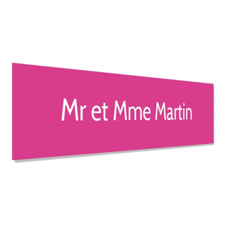 Plaque adhésive interphone personnalisée - Étiquette PVC rose lettres blanches - Gravure laser durable - 60x15 mm, épaisseur 1,6
