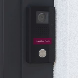 Plaque adhésive interphone personnalisée - Étiquette PVC bordeaux lettres blanches - Gravure laser durable - 60x15 mm, épaisseur