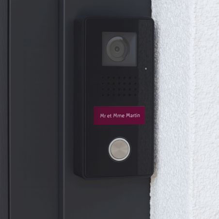 Plaque adhésive interphone personnalisée - Étiquette PVC bordeaux lettres blanches - Gravure laser durable - 60x15 mm, épaisseur