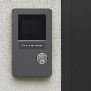 Plaque adhésive interphone personnalisée - Étiquette plastique bi-couche grise lettres blanches - Gravure laser durable - 60x15 