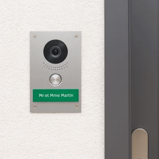 Plaque adhésive interphone personnalisée - PVC vert pomme lettres blanches - 60x15 mm, gravure laser 2 lignes, adhésif 3M double
