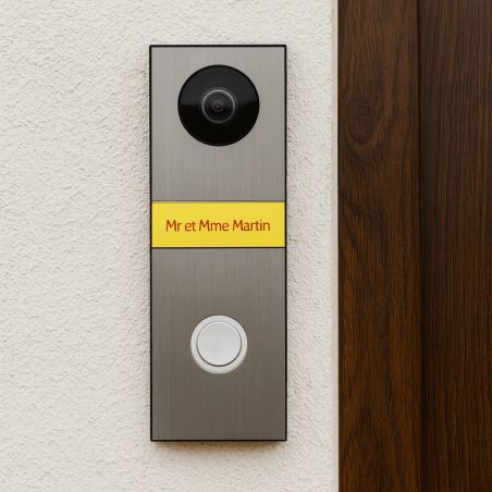 Plaque adhésive interphone personnalisée gravure laser - plastique bi-couche jaune lettres rouges - 60x15 mm, épaisseur 1,6 mm, 
