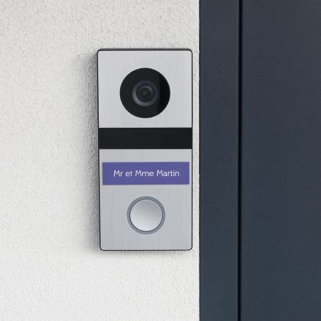 Plaque adhésive interphone personnalisée - Étiquette plastique bi-couche violet lettres blanches - Gravure laser durable - 60x15