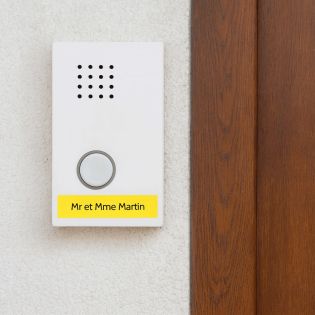 Plaque adhésive interphone personnalisée gravure laser - PVC jaune lettres noires - 60x15 mm, épaisseur 1,6 mm, adhésif 3M doubl
