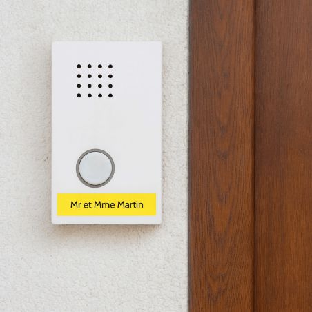Plaque adhésive interphone personnalisée gravure laser - PVC jaune lettres noires - 60x15 mm, épaisseur 1,6 mm, adhésif 3M doubl