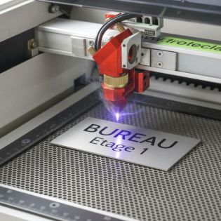 Plaque de porte personnalisée gravée - Plastique rouge PMMA - Lettres noires, adhésif 3M résistant UV - Rectangle 100x200 mm