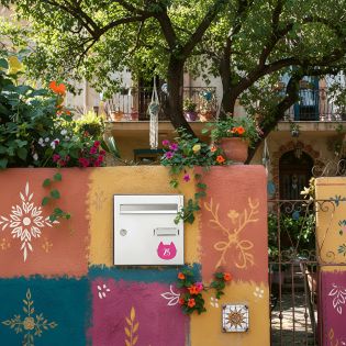 Numéro fantaisie personnalisable pour boite aux lettres couleur bordeaux chiffres blancs - Modèle Chat