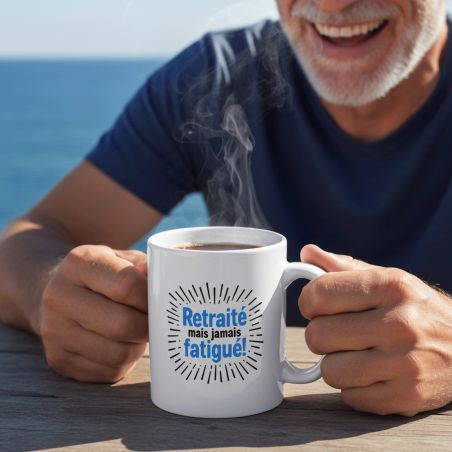 Mug en céramique Retraité mais jamais fatigué, 33 cl- Imprimé en France