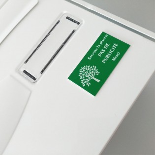 Plaque adhésive STOP PUB "Sauvons la planète" pour boite aux lettres couleur vert lettres blanches 8 x 4 cm - Gravure laser