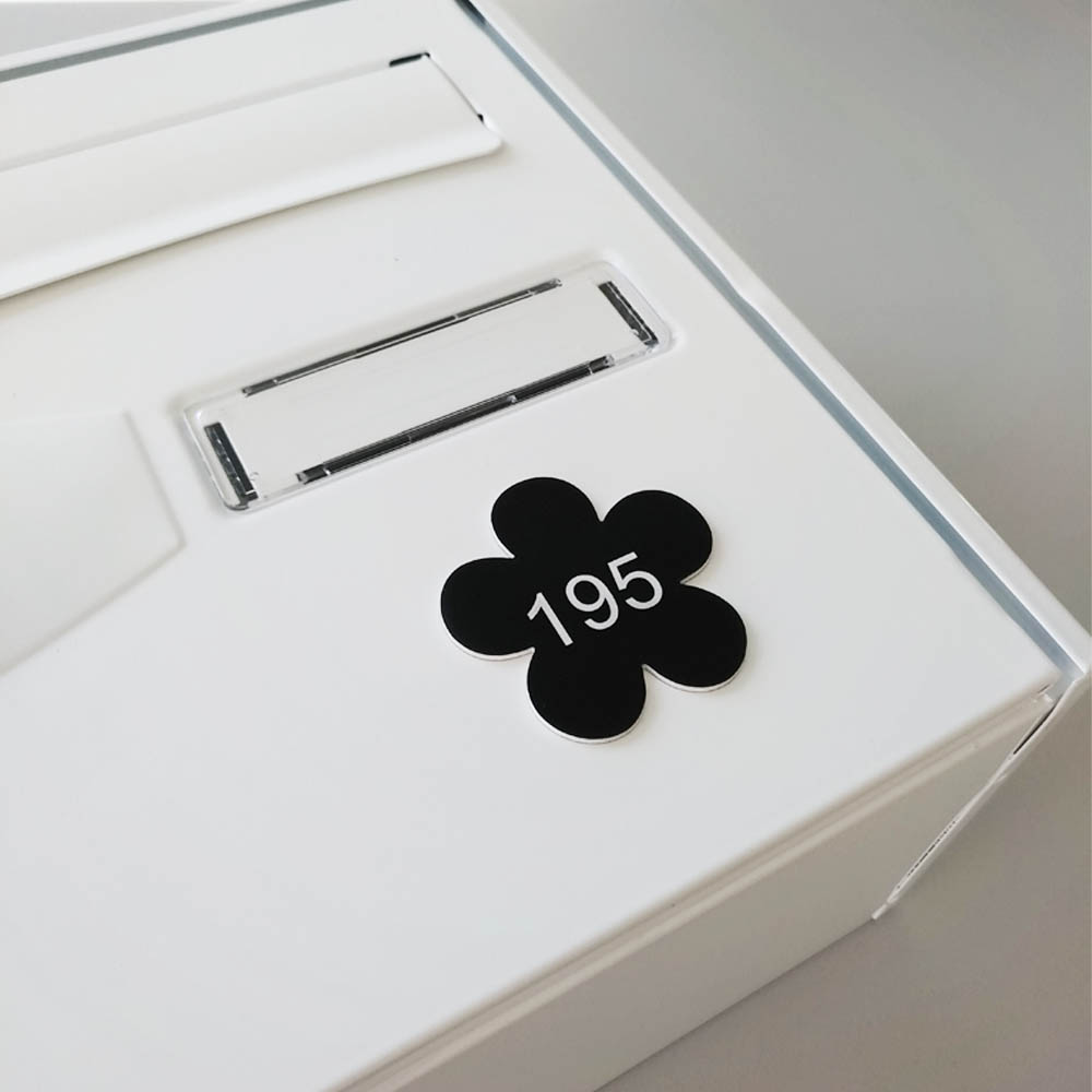 Numéro fantaisie personnalisable pour boite aux lettres couleur argent chiffres noirs - Modèle Fleur