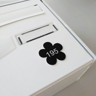 Numéro fantaisie personnalisable pour boite aux lettres couleur cuivre chiffres noirs - Modèle Fleur