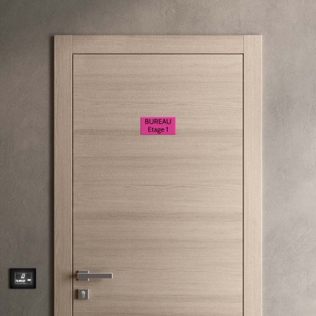Plaque de porte gravée sur 1 à 2 lignes couleur rose lettres noires - Format rectangle 100 x 200 mm