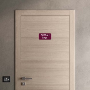 Plaque de porte gravée sur 1 à 2 lignes couleur bordeaux lettres blanches - Rectangle classique 125 x 250 mm