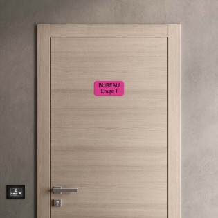Plaque de porte gravée sur 1 à 2 lignes couleur rose lettres noires - Rectangle classique 125 x 250 mm