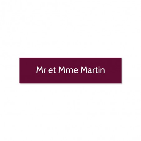 Plaque adhésive interphone ou sonnette 60 mm x 15 mm gravure personnalisée sur 1 ligne couleur bordeaux lettres blanches