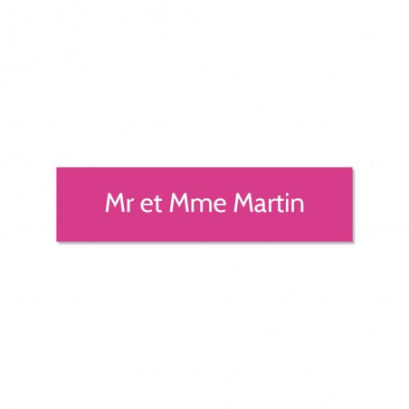Plaque adhésive interphone ou sonnette 60 mm x 15 mm gravure personnalisée sur 1 ligne couleur rose lettres blanches