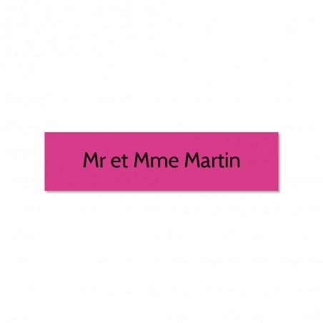 Plaque adhésive interphone ou sonnette 60 mm x 15 mm gravure personnalisée sur 1 ligne couleur rose lettres noires