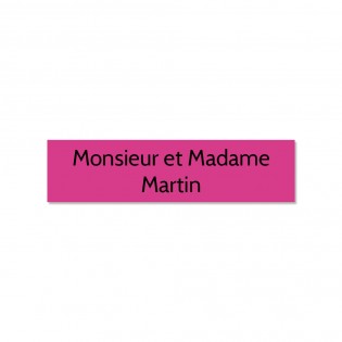 Plaque adhésive interphone ou sonnette 60 mm x 15 mm gravure personnalisée sur 2 lignes couleur rose lettres noires
