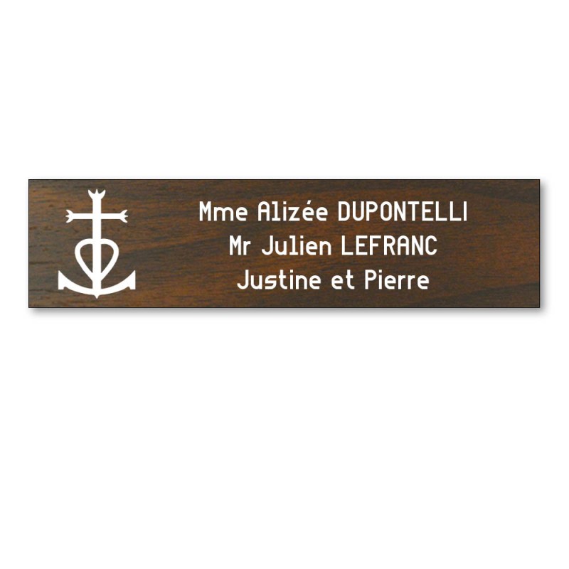 Plaque boite aux lettres format Decayeux CROIX CAMARGUAISE (100x25mm) effet bois foncé lettres blanches - 3 lignes Plaque boite aux lettres format Decayeux CROIX CAMARGUAISE (100x25mm) effet bois foncé lettres blanches - 3 lignes