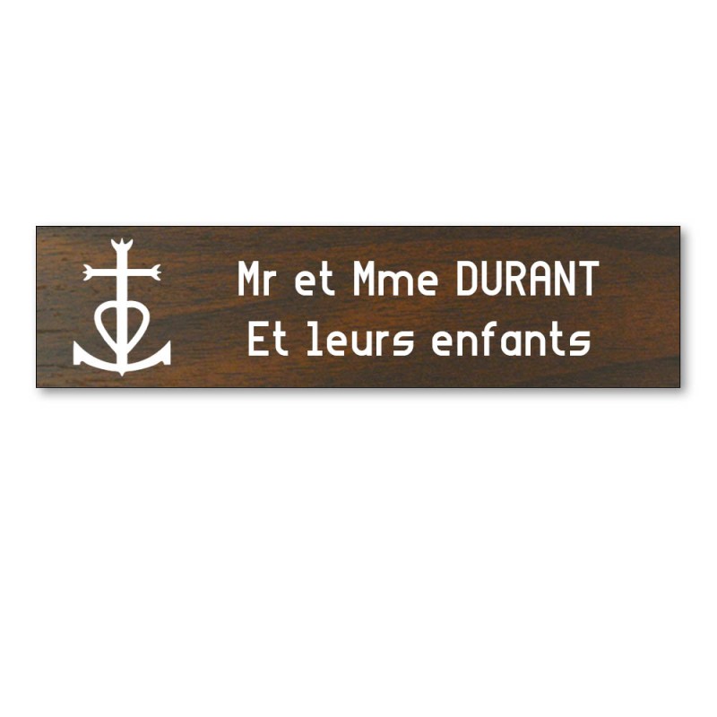Plaque boite aux lettres format Decayeux CROIX CAMARGUAISE (100x25mm) effet bois foncé lettres blanches - 2 lignes Plaque boite aux lettres format Decayeux CROIX CAMARGUAISE (100x25mm) effet bois foncé lettres blanches - 2 lignes