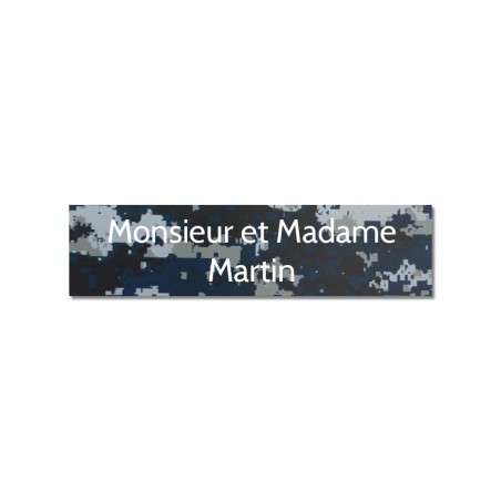 Plaque adhésive interphone ou sonnette 60 mm x 15 mm gravure personnalisée sur 2 lignes couleur Camo Bleu lettres blanches